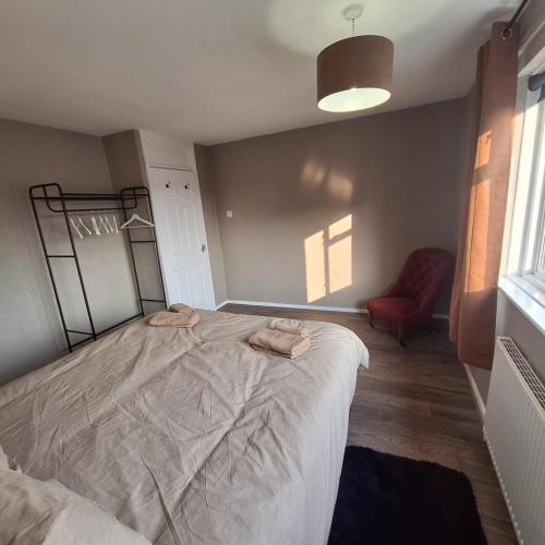 Postel nebo postele na pokoji v ubytování Free Parking, comfortable, stylish house, G London & Kent Gateway