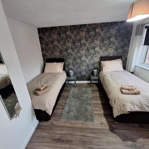 Postel nebo postele na pokoji v ubytování Free Parking, comfortable, stylish house, G London & Kent Gateway