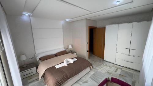 Un dormitorio con una cama con dos toallas blancas encima. en The beautiful view, en Tánger