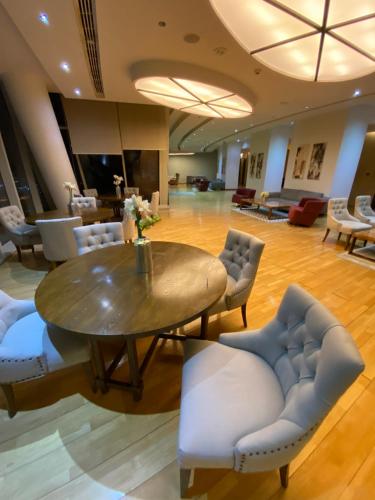 Et opholdsområde på Rafal Tower by JW Marriott برج رافال