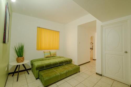 a bedroom with a bed and a table and a window at Casa Aby céntrica y familiar in Chihuahua