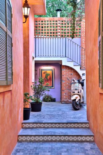 a scooter parked next to a building with a staircase at Casa di Nina in Mexico City