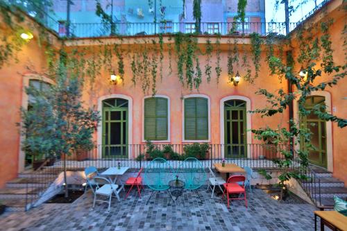 a patio with a table and chairs in front of a building at Casa di Nina in Mexico City