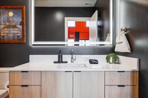 un baño con lavabo y espejo en The Rhythm and Rooftop Penthouse Walk To Broadway with Pool and Amazing Views, en Nashville