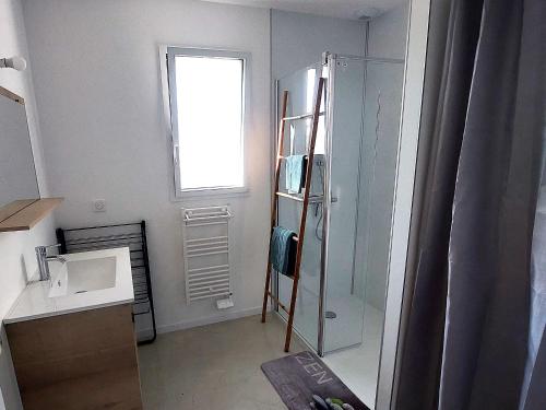 une salle de bain avec une douche en verre et un lavabo dans l'établissement Gîte moderne avec jardin clos et animaux admis près de Nantes et Angers - FR-1-622-108, à Saint-Christophe-la-Couperie