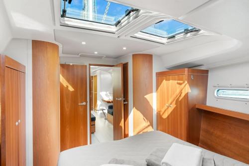 Ένα ή περισσότερα κρεβάτια σε δωμάτιο στο Capri Positano Amalfi Coast Sail