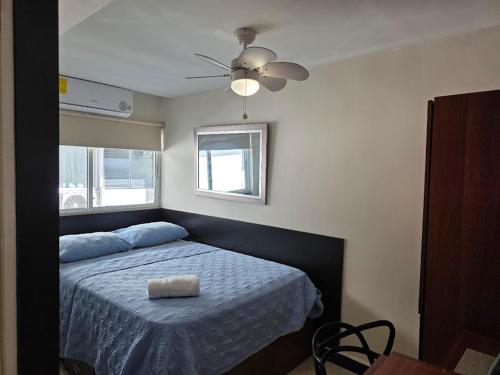 a bedroom with a bed and a ceiling fan at R1104 Estudio ejecutivo en zona turística in Panama City
