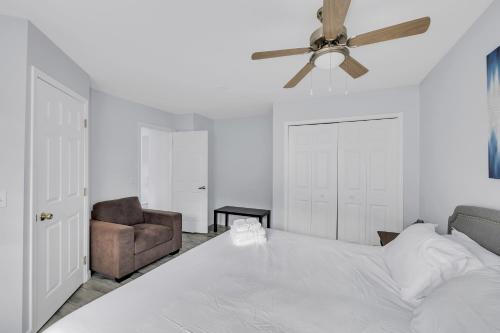 Lakeview Home in West Kelownaにあるベッド