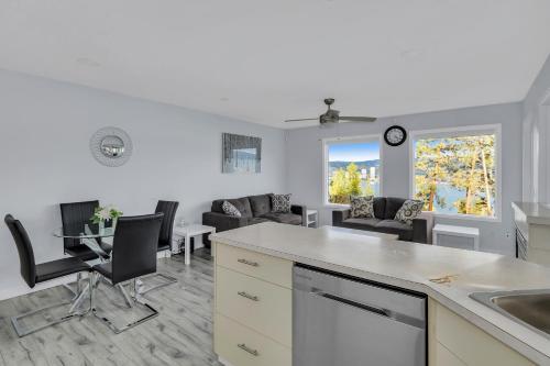 Lakeview Home in West Kelownaにあるシーティングエリア