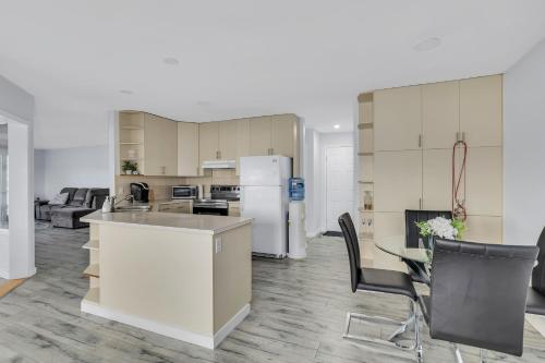 Lakeview Home in West Kelownaにあるキッチンまたは簡易キッチン