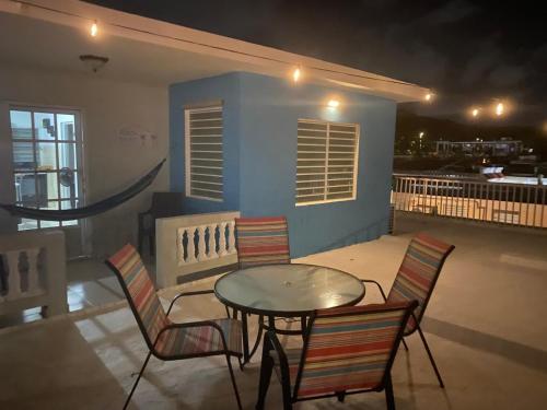 a patio with a table and chairs on a balcony at Casa playera in Ceiba