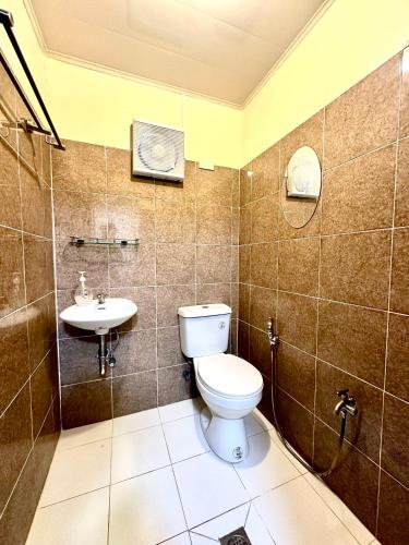 a bathroom with a toilet and a sink at Topaz Bed & Breakfast Hotel in San Jose