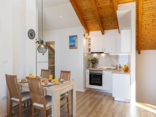 Apartment M&K - Two Bedroom Apartment with Balcony and Sea View