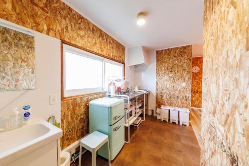 ein kleines Bad mit einem Waschbecken und einer Theke in der Unterkunft 美瑛ゆめゆめハウス in Biei