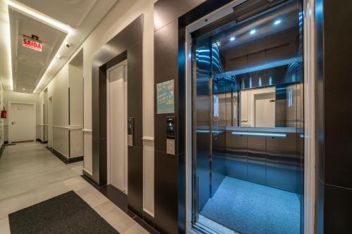 a hallway with a elevator in a building at Elegance - Piscina Aquecida - Apartamento para 4 pessoas em Bombinhas in Bombinhas