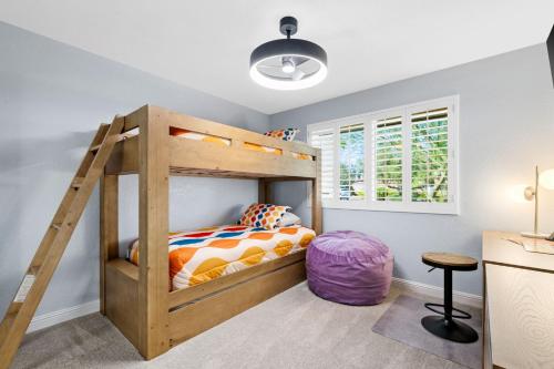 Habitación infantil con litera y escritorio en Cactus Oasis 5-br House Casitaheated Spa & Pool, en Scottsdale
