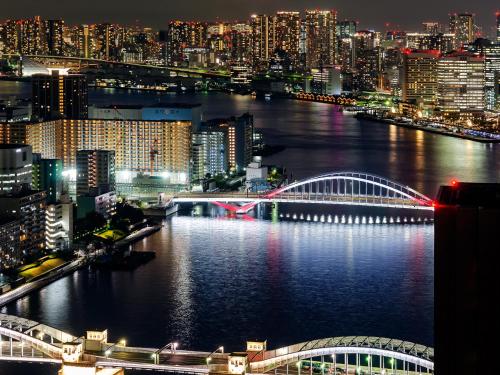 Ein allgemeiner Blick auf Tokio oder ein Stadtblick von des Hotels aus