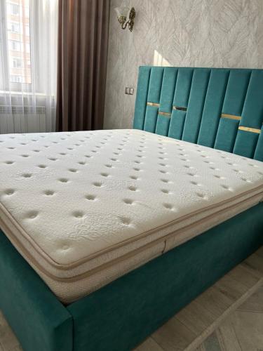 Postel nebo postele na pokoji v ubytování Люкс квартира гостиничного типа центр города Жана Кала