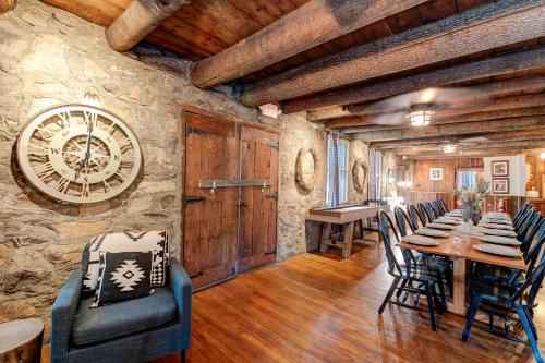 un comedor con un reloj grande en la pared en Wildrest Hotel, en Waynesville