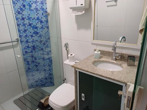 a bathroom with a toilet and a sink and a shower at Apto de 2 quartos vista pro mar de Itaúna in Saquarema