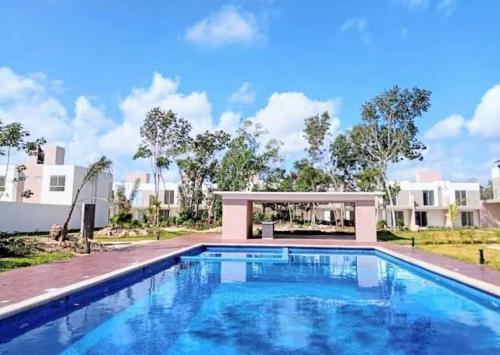ein Schwimmbad vor einem Gebäude in der Unterkunft Casa en Cancun lista para disfrutar in Cancún