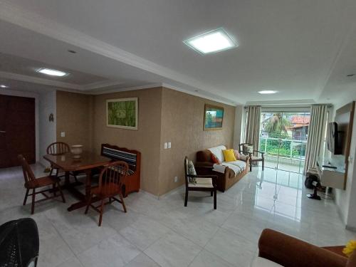 a living room with a couch and a table at Apto de 2 quartos vista pro mar de Itaúna in Saquarema