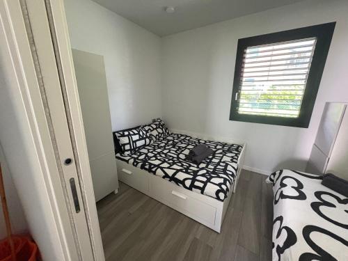 Casa Darcellas trilocale in a4 con giardinoにあるベッド