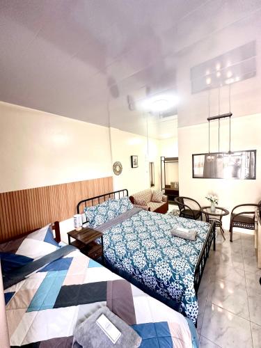 a bedroom with a bed and a table and chairs at Topaz Bed & Breakfast Hotel in San Jose