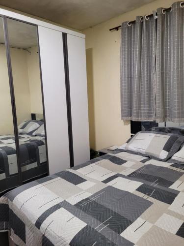 una camera da letto con due letti e uno specchio di Casa do aconchego cohab1 a Garanhuns