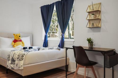un dormitorio con un osito de peluche sentado en una cama en Bright & Modern 2BR 2Bath Near SFSU & Transit, en San Francisco
