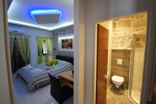 Ένα ή περισσότερα κρεβάτια σε δωμάτιο στο Posejdon Apartments