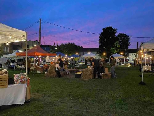 un grupo de personas en un mercado de noche en Twin Creeks, Waterfront Catskills Retreat, en Ellenville