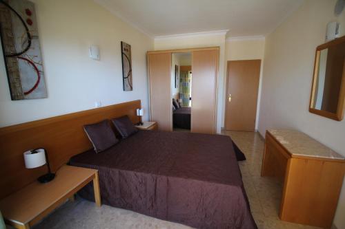 ein Schlafzimmer mit einem großen Bett in einem Zimmer in der Unterkunft Club Praia Mar in Portimão