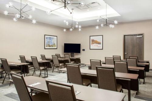 Televisyen dan/atau pusat hiburan di Hilton Garden Inn North Phoenix Scottsdale