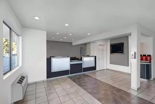 Dapur atau dapur kecil di Super 8 by Wyndham San Jose