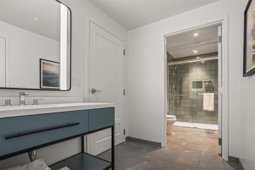 Un baño de The Highlander at Radford, Tapestry Collection by Hilton