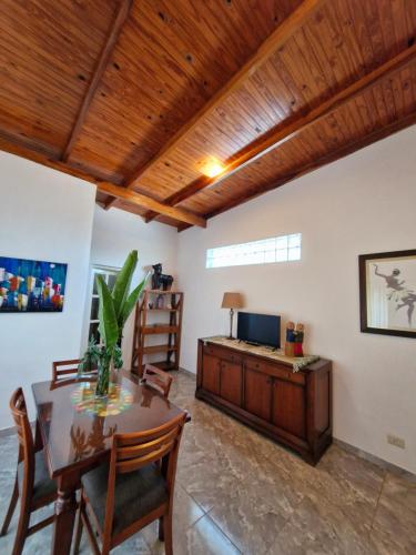 a living room with a table and a television at Bonpland departamentos in Puerto Iguazú