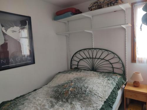 - une chambre avec un lit et un mur avec des étagères dans l'établissement Face Mer, Piscine, Parking Privé - T3 Cosy pour 6 Pers à Gruissan - FR-1-796-13, à Gruissan