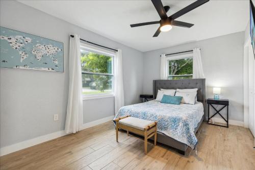 Un dormitorio con una cama y un ventilador de techo. en 131 W Pasco Ln, en Cocoa Beach
