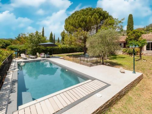 une image d'une piscine dans une cour dans l'établissement Villa avec Piscine à Callian, Var - 6 Pers, Proche Lac de Saint-Cassien, Golf, Climatisée, Jardin Privé - FR-1-779-4, à Callian