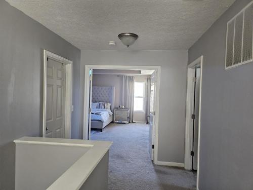 une pièce avec une chambre à coucher avec un lit dedans dans l'établissement Your Home Away from Home, à Marysville