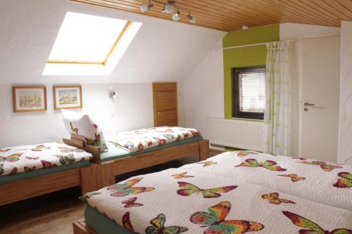 Ένα ή περισσότερα κρεβάτια σε δωμάτιο στο Ferienwohnung Erika