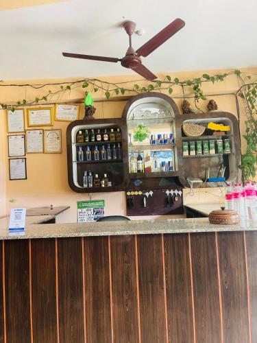 un bar en un restaurante con ventilador de techo en Prashamsa Dhaulagiri Hotel, en Pokhara