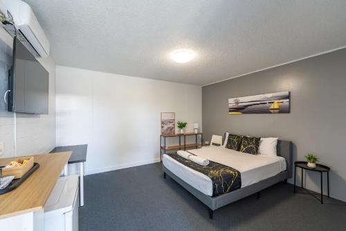 Postel nebo postele na pokoji v ubytování Acacia Ridge Hotel