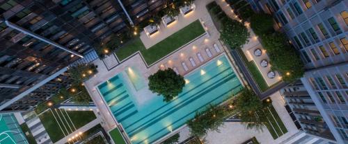 an overhead view of a building with a swimming pool at NEU 1Bdrnear Airport Pool Gym Mega Bangna in Bang Kew Yai