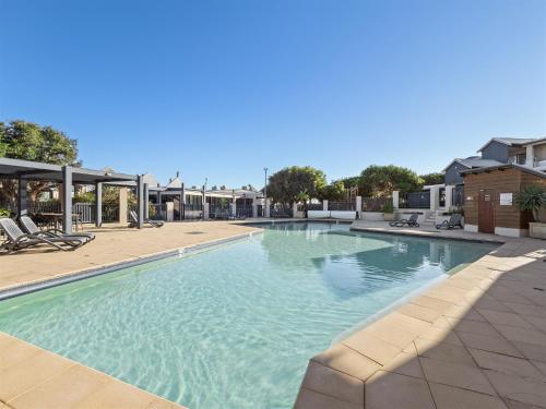 a swimming pool at a apartment complex at A Beachy Place - Gnarabup in Gnarabup