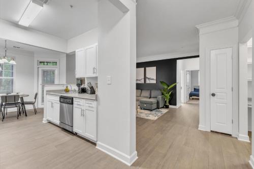 Kuchyň nebo kuchyňský kout v ubytování Upscale King 2BR Suite Mins to Downtown Raleigh!