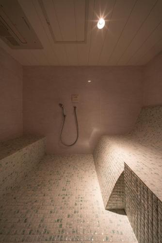 a bathroom with a shower in a room at Maigre YEBISU in Ito