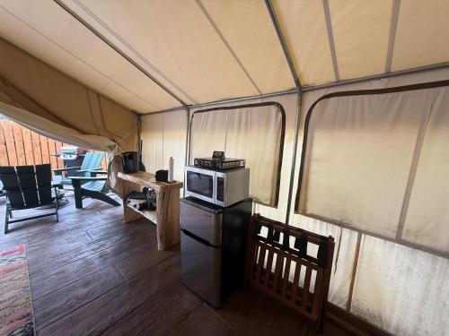 TV a/nebo společenská místnost v ubytování Glamping Tent #1 with Heat AC and Private Bath