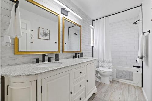 une salle de bain blanche avec un lavabo et des toilettes dans l'établissement Spacious Sandy Home with Hot Tub & Game room near Ski resorts Park City & Down Town, à Sandy